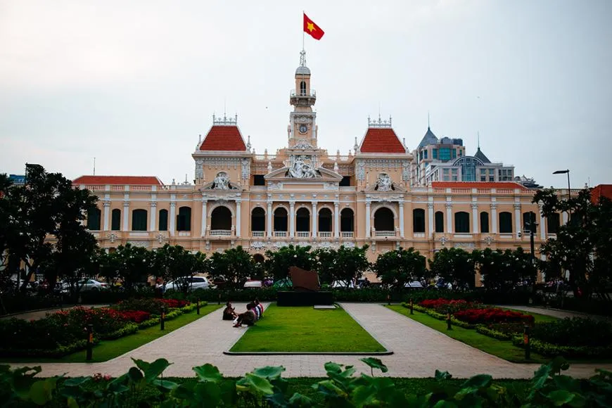 阮惠步行街北端的胡志明市市政厅外观